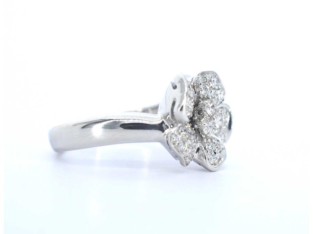 Leo pizzo - witgouden ring met diamanten in bloemvorm - afbeelding 11 van  11