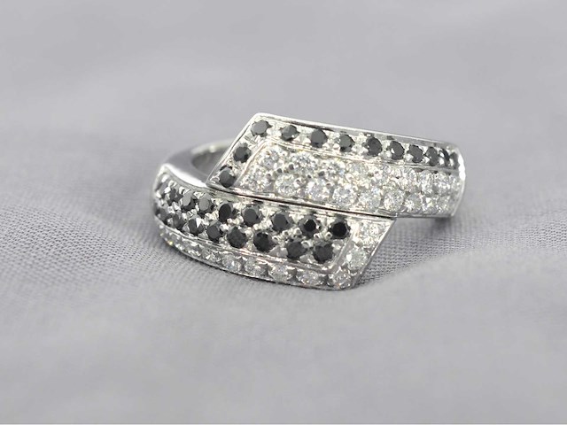 Leo pizzo - witgouden ring met zwarte en witte diamant - afbeelding 1 van  12