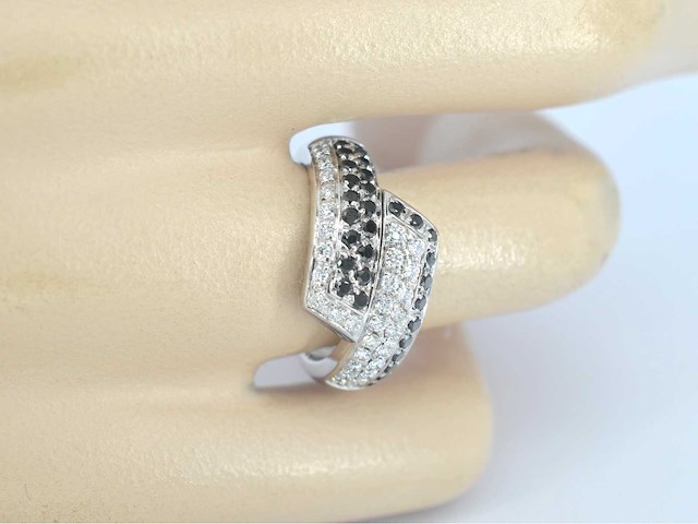 Leo pizzo - witgouden ring met zwarte en witte diamant - afbeelding 5 van  12