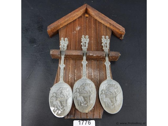 Lepelrek met tinnen lepels - afbeelding 1 van  5