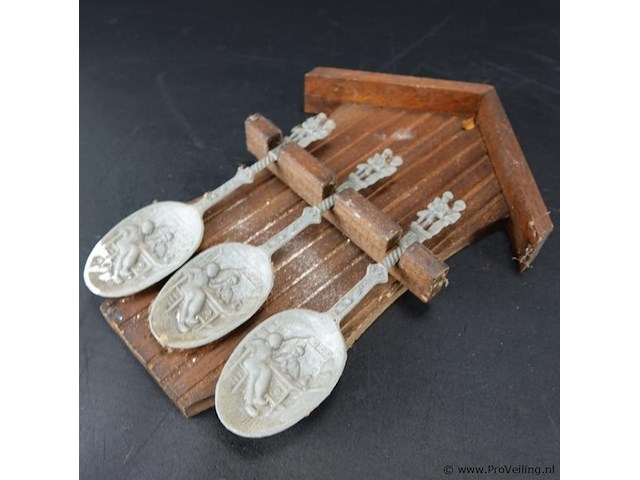 Lepelrek met tinnen lepels - afbeelding 2 van  5