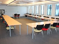 Lesopstelling bestaande 15 werktafels ( 140 x80 x 72 cm) en 27 stoelen bum
