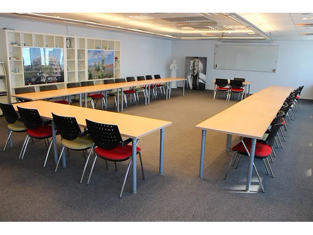 Lesopstelling bestaande 15 werktafels ( 140 x80 x 72 cm) en 27 stoelen bum - afbeelding 2 van  7