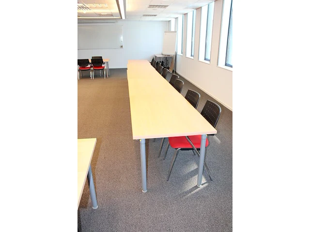 Lesopstelling bestaande 15 werktafels ( 140 x80 x 72 cm) en 27 stoelen bum - afbeelding 3 van  7