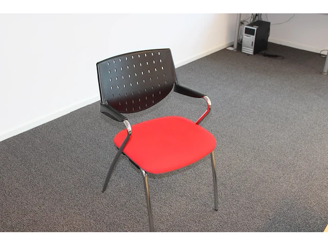 Lesopstelling bestaande 15 werktafels ( 140 x80 x 72 cm) en 27 stoelen bum - afbeelding 7 van  7