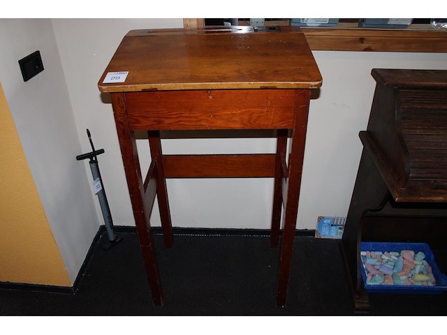 Lessenaar met scharnierend blad. afmeting 70 x 51 x 120 cm. - afbeelding 1 van  3