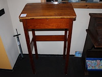 Lessenaar met scharnierend blad. afmeting 70 x 51 x 120 cm.