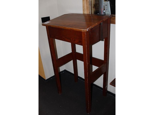 Lessenaar met scharnierend blad. afmeting 70 x 51 x 120 cm. - afbeelding 2 van  3