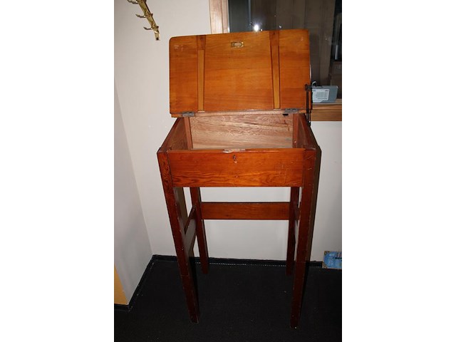 Lessenaar met scharnierend blad. afmeting 70 x 51 x 120 cm. - afbeelding 3 van  3