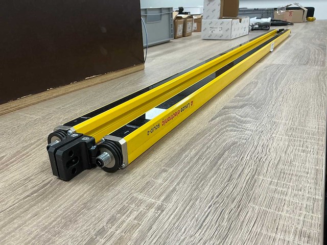 Leuze solid-2 lichtscherm machinebeveiliging (2x) - afbeelding 1 van  6