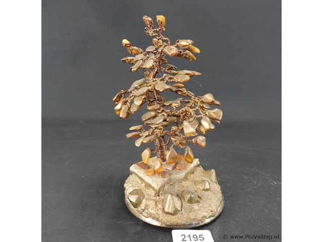 Levensboompje op stenen basement - afbeelding 1 van  5