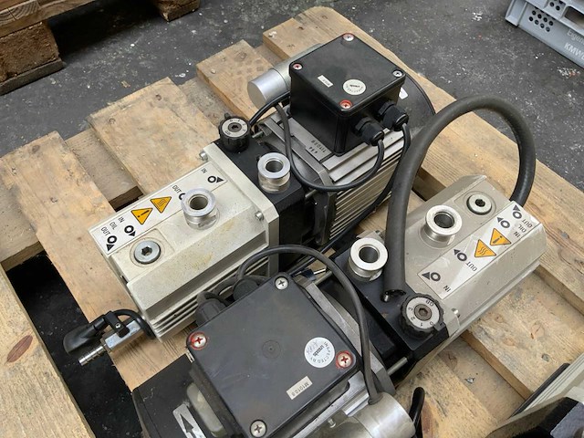 Leybold dubbeltrs oliegesmeerde vacuümpomp (4x) - afbeelding 3 van  7