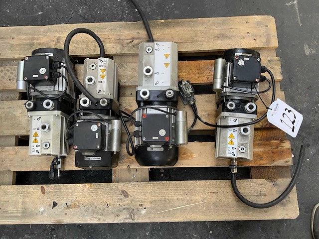 Leybold dubbeltrs oliegesmeerde vacuümpomp (4x) - afbeelding 1 van  7