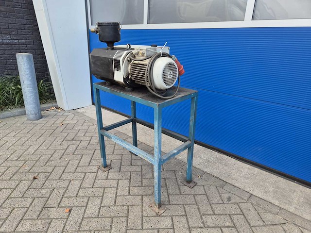 Leybold sa - sv 100 - olie gesmeerde vacuümpomp - afbeelding 1 van  11