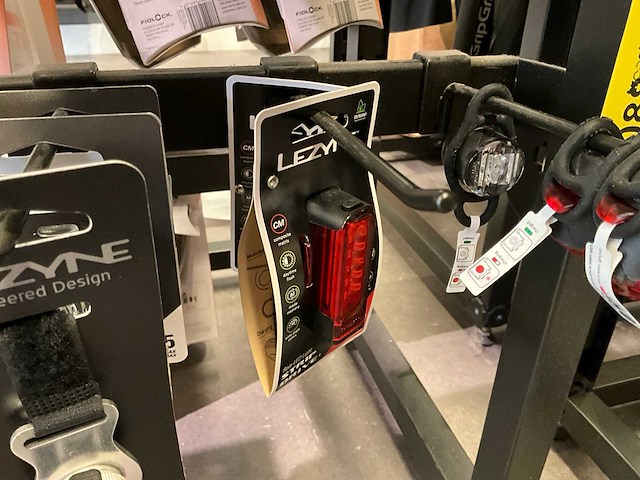 Lezyne fietsverlichting en helmet mount (8x) - afbeelding 3 van  5