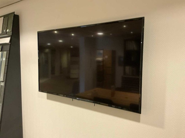 Lg - televisie 124 x 74 cm - afbeelding 1 van  4