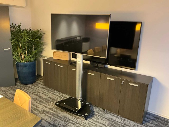 Lg 55ly330c 55” televisie op verrijdbare standaard - afbeelding 1 van  6