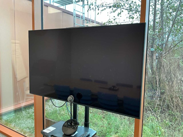 Lg 55ul3j-e 55” display signage op verrijdbare standaard - afbeelding 2 van  6