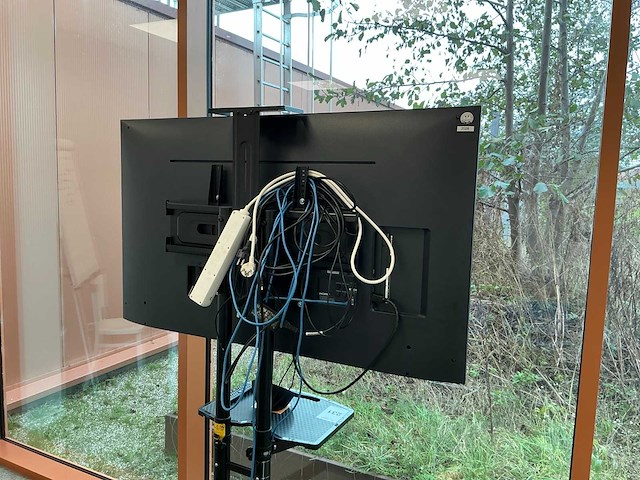 Lg 55ul3j-e 55” display signage op verrijdbare standaard - afbeelding 3 van  6