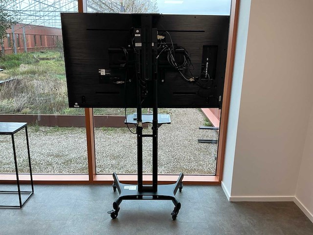 Lg 65um3dg-b 65” display signage op verrijdbare standaard - afbeelding 3 van  6