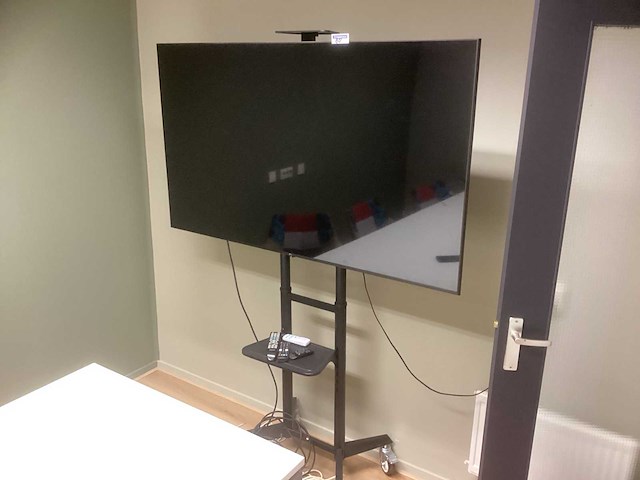 Lg 65ur76006ll beeldscherm met verrijdbaar statief - afbeelding 1 van  3