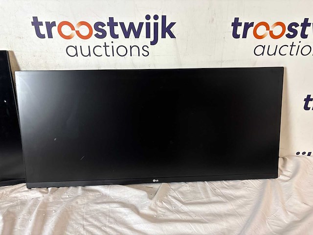 Lg ergo 32un88a - 4k ips usb-c monitor -+ lg 34wq500-b - full hd ultrawide monitor - afbeelding 1 van  2