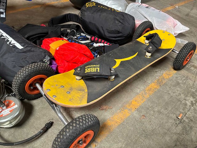 Libre powersails kite buggy met kites & accessoires - afbeelding 11 van  13
