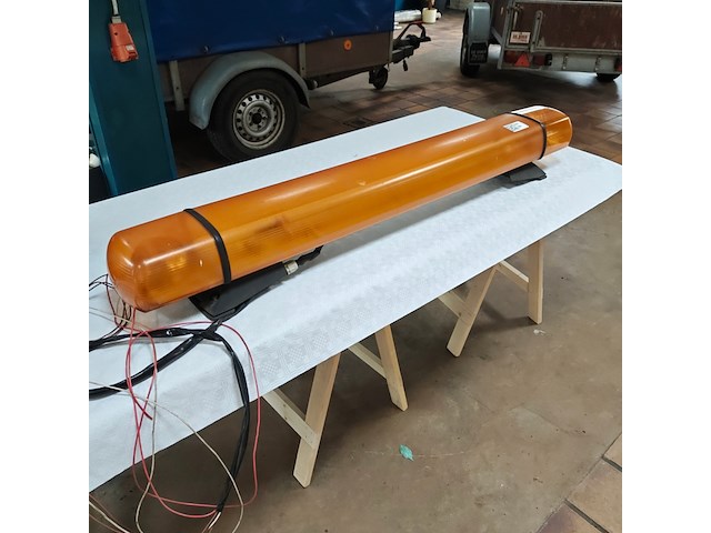 Lichtbalk oranje voor hulpdienst auto - afbeelding 1 van  1