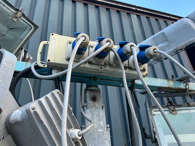 Lichtmast met 4 lampen - afbeelding 2 van  17