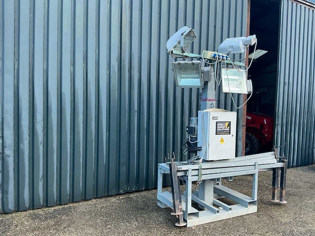 Lichtmast met 4 lampen - afbeelding 1 van  17