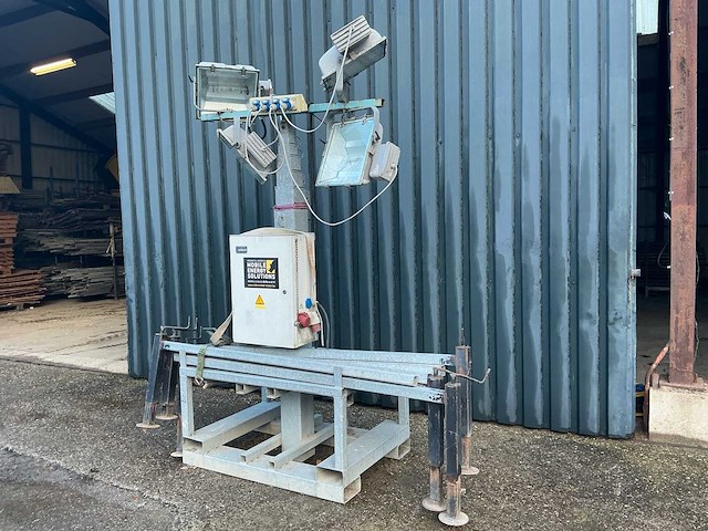 Lichtmast met 4 lampen - afbeelding 11 van  17