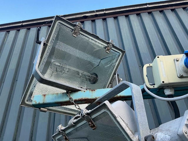 Lichtmast met 4 lampen - afbeelding 17 van  17