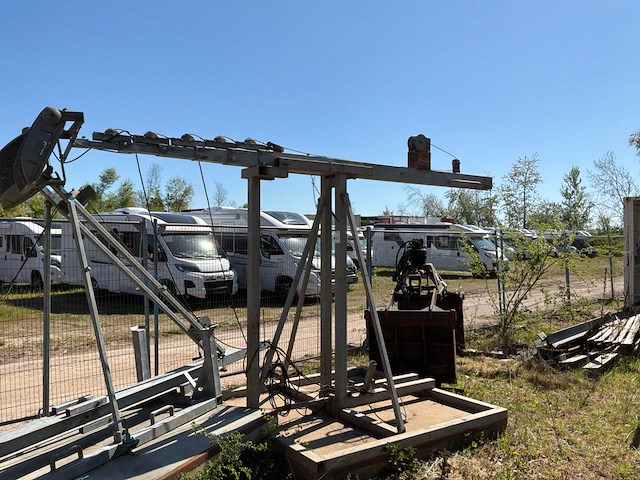 Lichtmast op betonnen voet - afbeelding 1 van  5