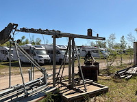 Lichtmast op betonnen voet - afbeelding 1 van  5