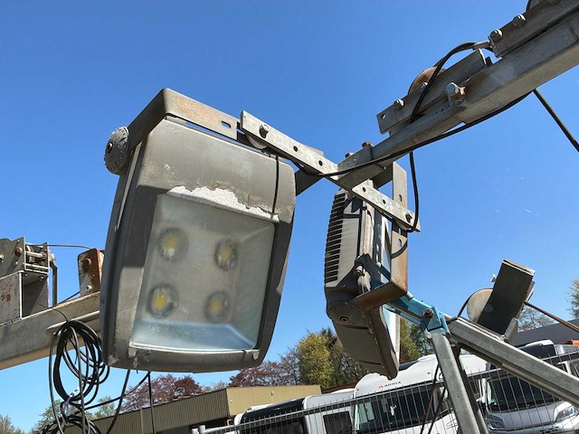 Lichtmast op betonnen voet - afbeelding 3 van  5