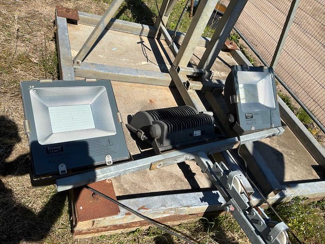 Lichtmast op betonnen voet - afbeelding 2 van  4