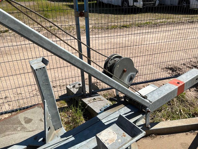 Lichtmast op betonnen voet - afbeelding 4 van  4