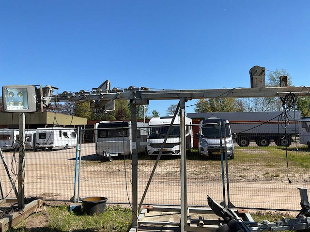 Lichtmast op betonnen voet - afbeelding 1 van  3