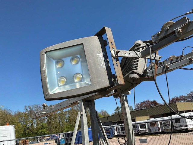 Lichtmast op betonnen voet - afbeelding 2 van  3