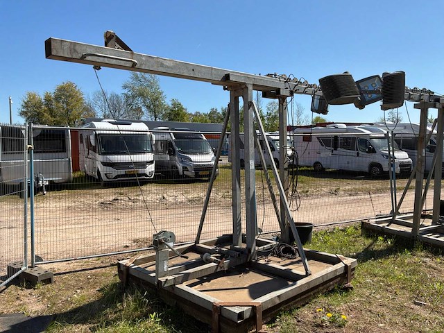 Lichtmast op betonnen voet - afbeelding 1 van  4