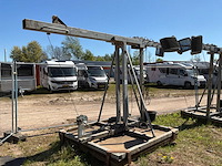 Lichtmast op betonnen voet - afbeelding 1 van  4