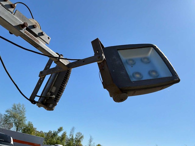 Lichtmast op betonnen voet - afbeelding 4 van  4