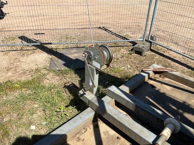 Lichtmast op betonnen voet - afbeelding 3 van  4