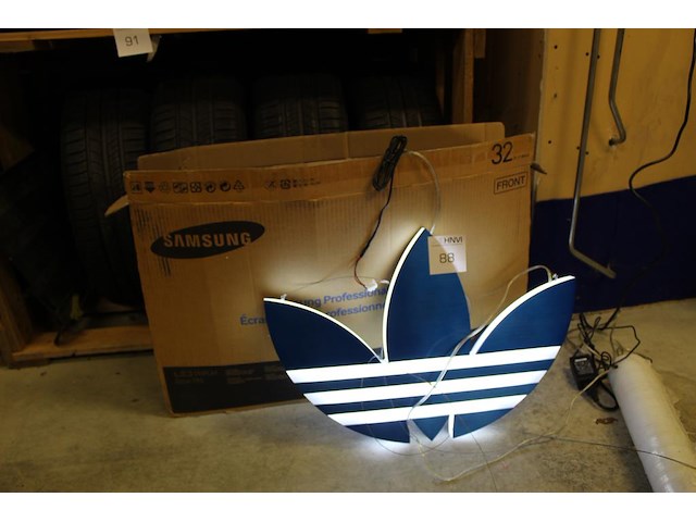Lichtreclame adidas. afmeting 60 x 45 cm - afbeelding 1 van  3