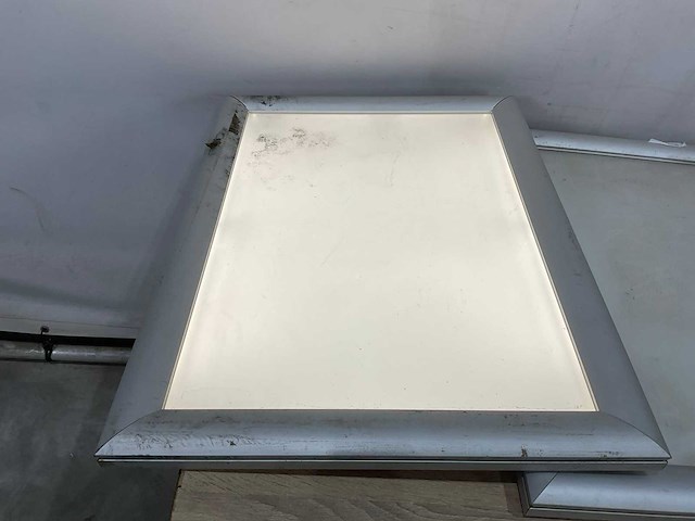 Lichtreclame en weegschaal - afbeelding 5 van  6