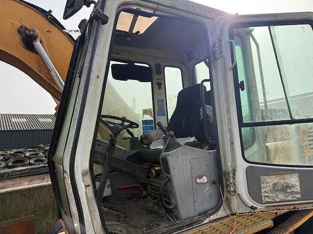 Liebherr - 1996 - a900 - banden graafmachine - afbeelding 3 van  18