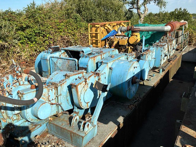 Lier met 2x caterpiller motor op onderstel - afbeelding 1 van  27