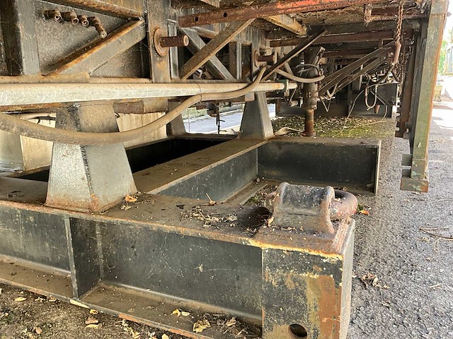 Lier met 2x caterpiller motor op onderstel - afbeelding 20 van  27