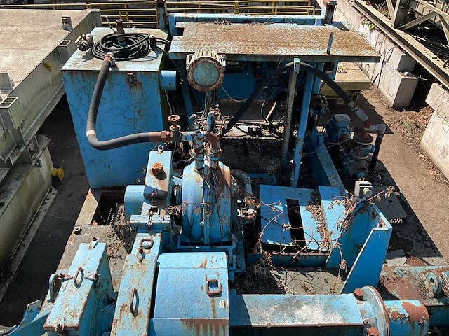 Lier met 2x caterpiller motor op onderstel - afbeelding 10 van  27