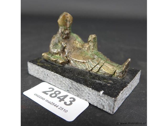 Liggende bronzen sint nicolaas - afbeelding 1 van  5